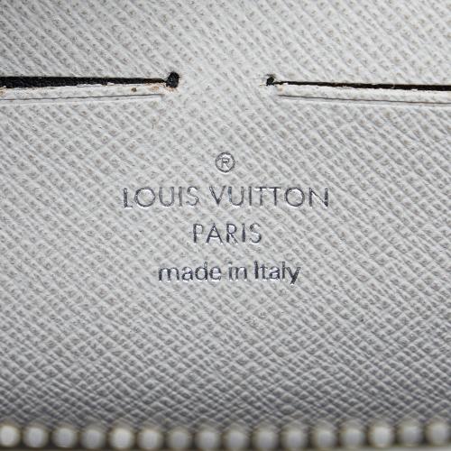 Louis Vuitton Taiga Pochette Voyage