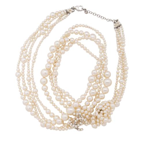 chanel pearl necklace outfit